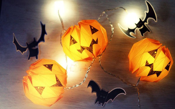 Halloween on budget: Gấp lồng đèn bí ngô chỉ với giấy màu